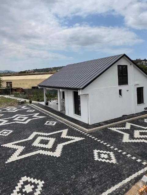 Villa girişi geometrik kilit parke