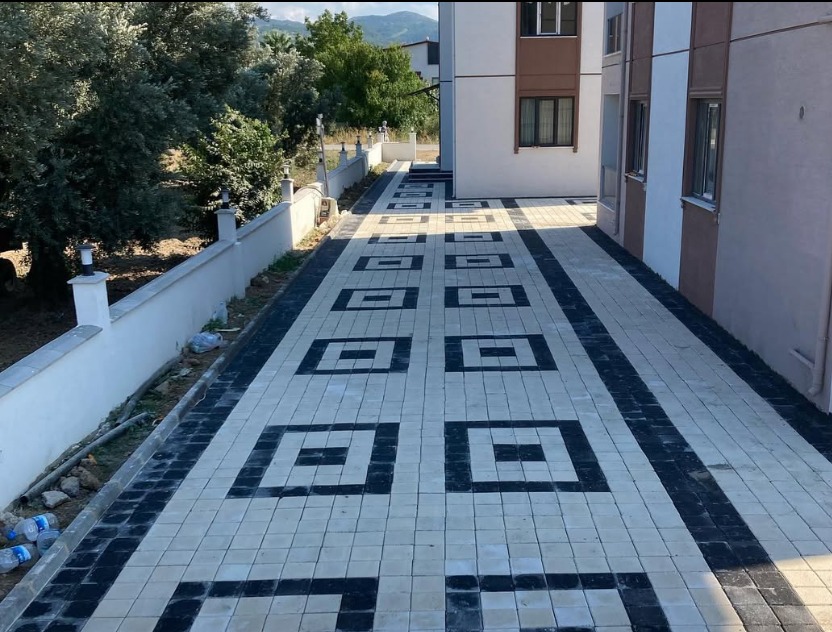 Bina girişi kilit parke düzenlemesi